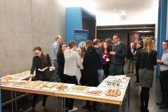 Diskussionen am Buffet