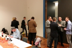 Diskussionen am Buffet
